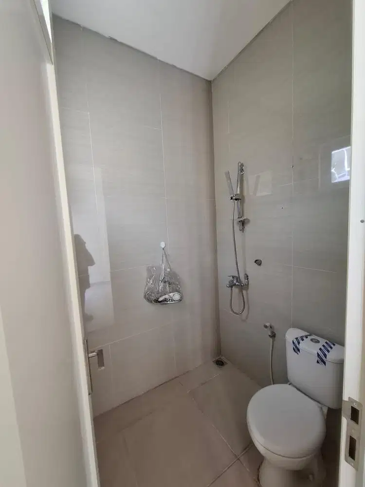 DISEWAKAN Rumah cantik darmo permai utara 2 lantai baru renovasi