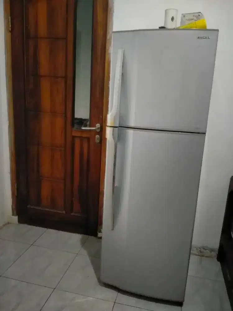 Di jual lemari es 2 pintu