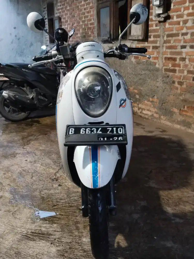 Honda scoopy putih