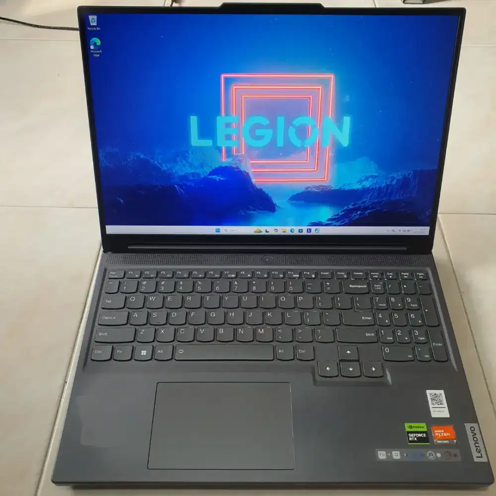 Laptop Legion slim 5 16AHP8
Ryzen 7 7840HS