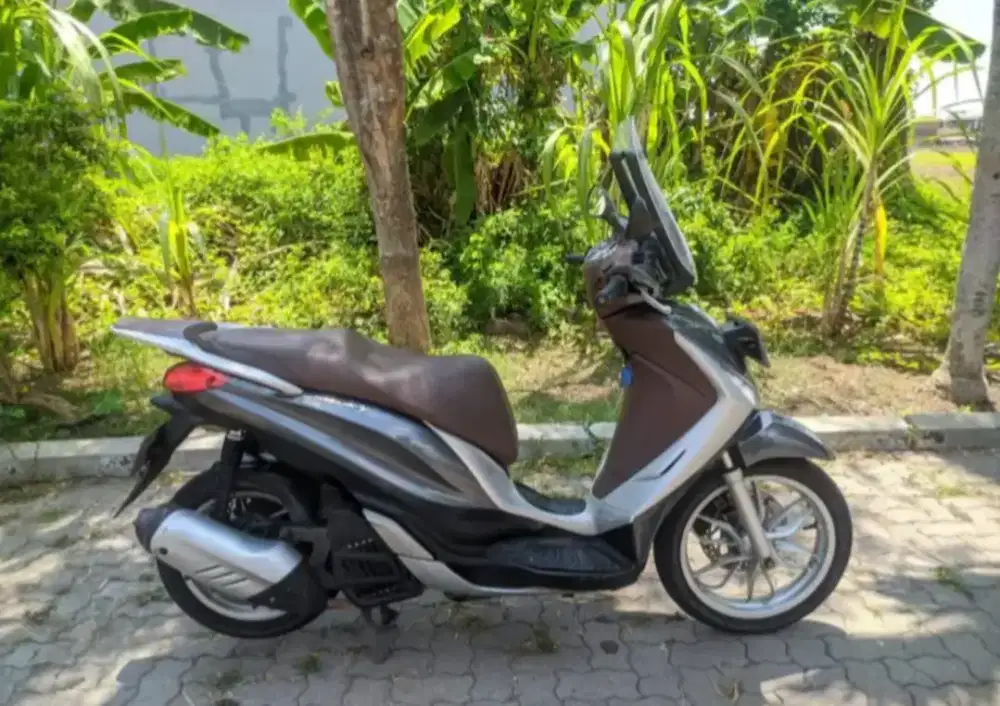 Piaggio medley iget 2016 ABS 155CC matic abu abu