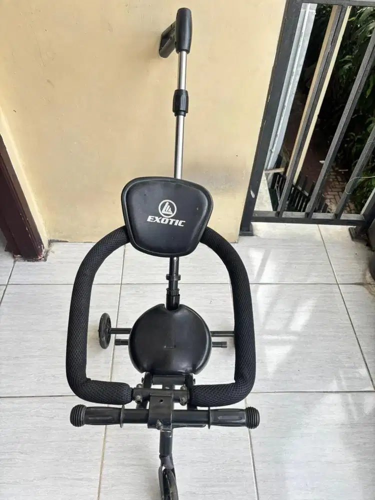 Stoler roda tiga bekas