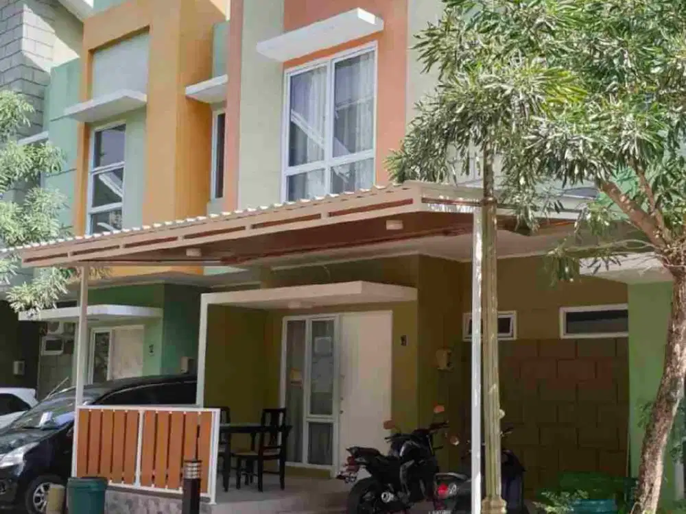 Rumah Rapi. Bebas Banjir. 2 lantai. Tengah Kota. Aman.