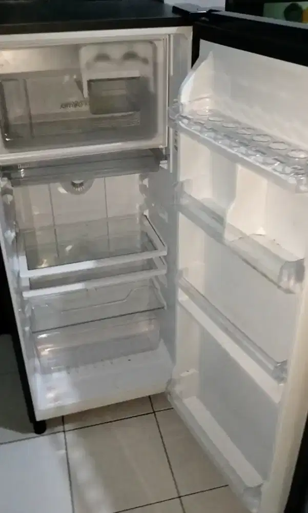 kulkas polytron bekas seperti baru