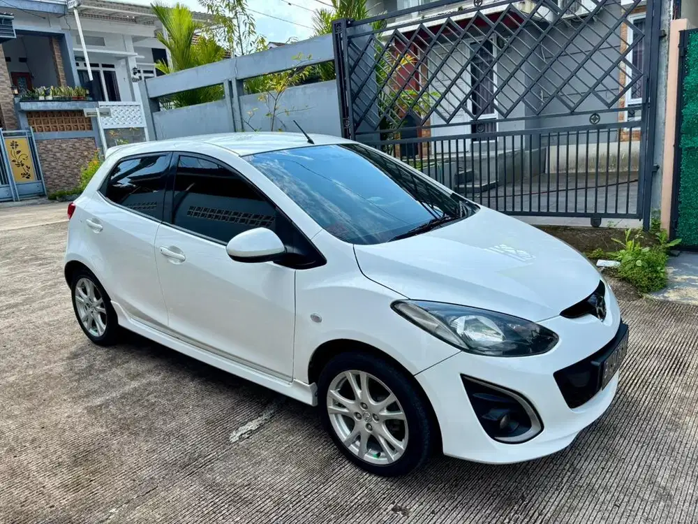 Mazda 2 Type R, Matic A/T, Warna Putih, 2012 KM 134rb, Pajak Hidup