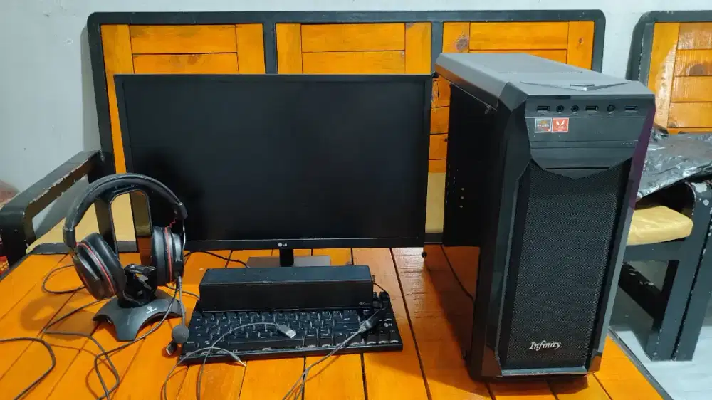 Jual 1 Paket Pc+Monitor+Keyboard+Speaker+Headset (Nego)