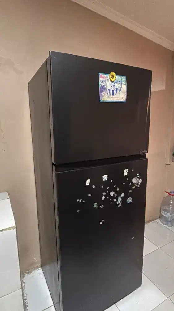 Kulkas 2 pintu JUMBO BESAR WARNA HITAM MEWAH merek hisense inveter