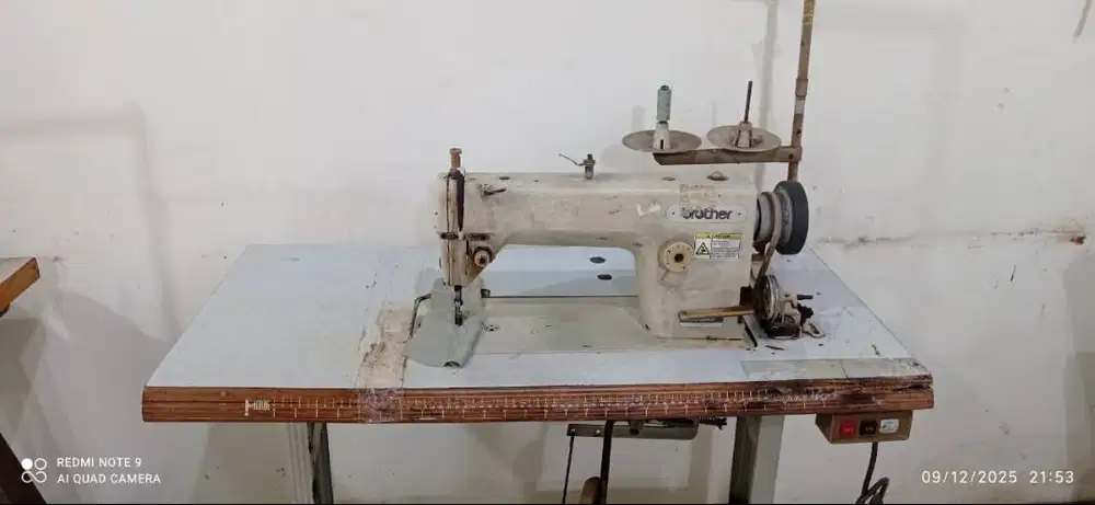 Dijual Murah Mesin Jahit besar lengkap dengan mejanya