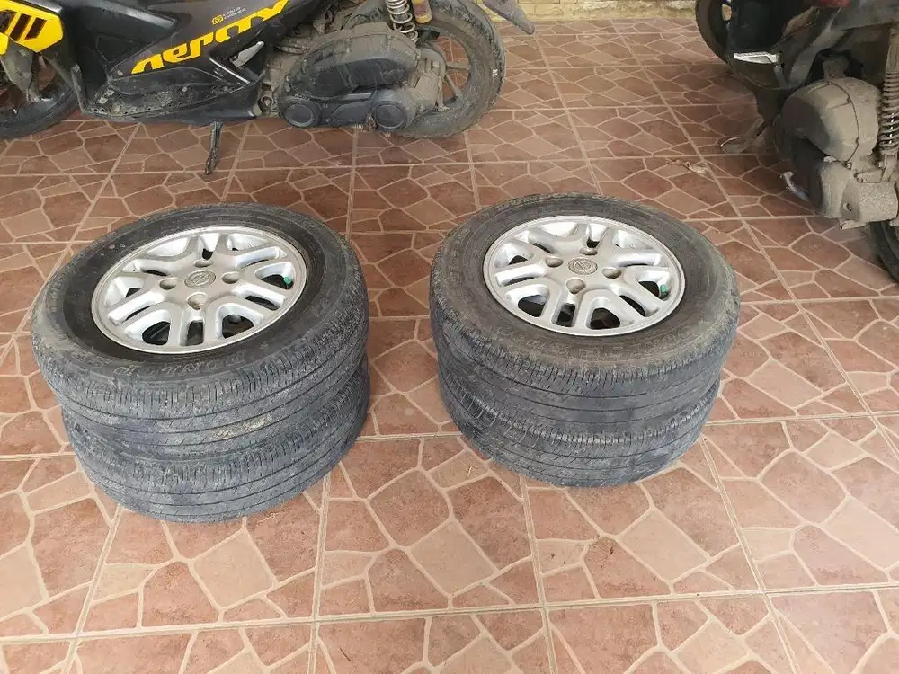 Velg bekas dan ban