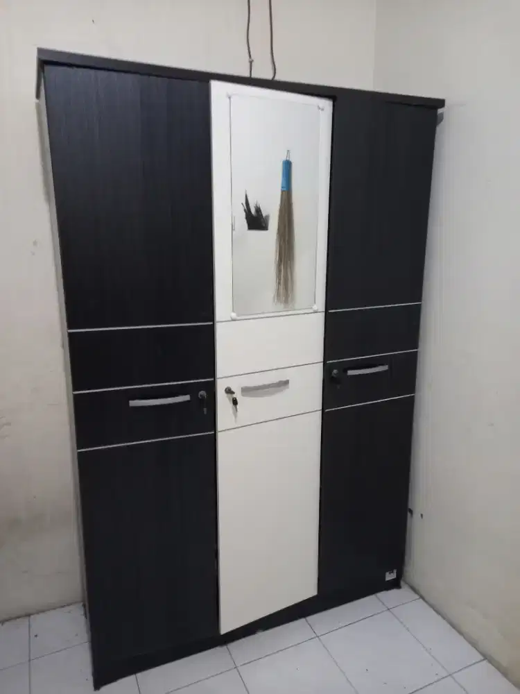 LEMARI PAKAIAN 3 PINTU Istimewa