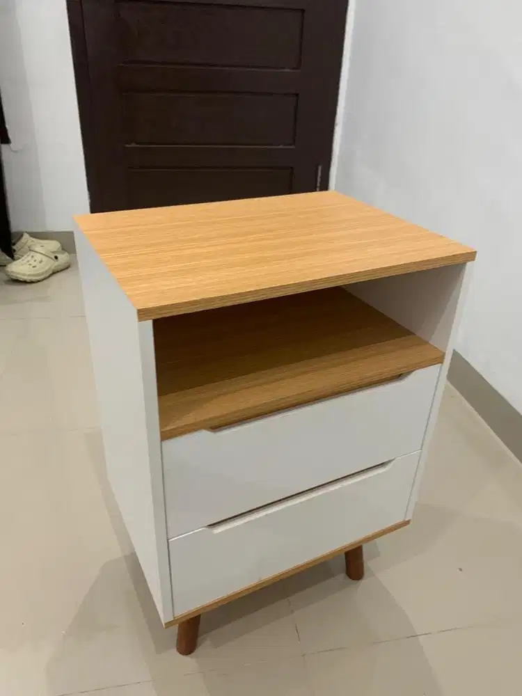 Meja Nakas Minimalis Kondisi Mulus