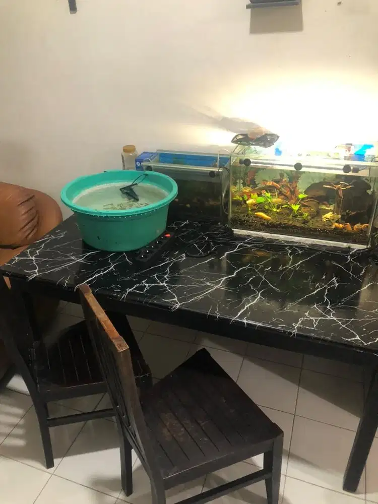 Meja makan dan kursi