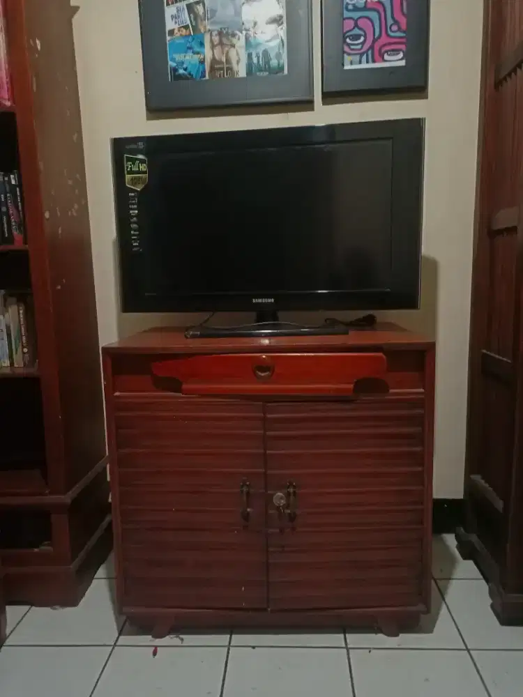 Rak Bukusebwnernya bkn hanya buat buku  dan Rak buat asesories