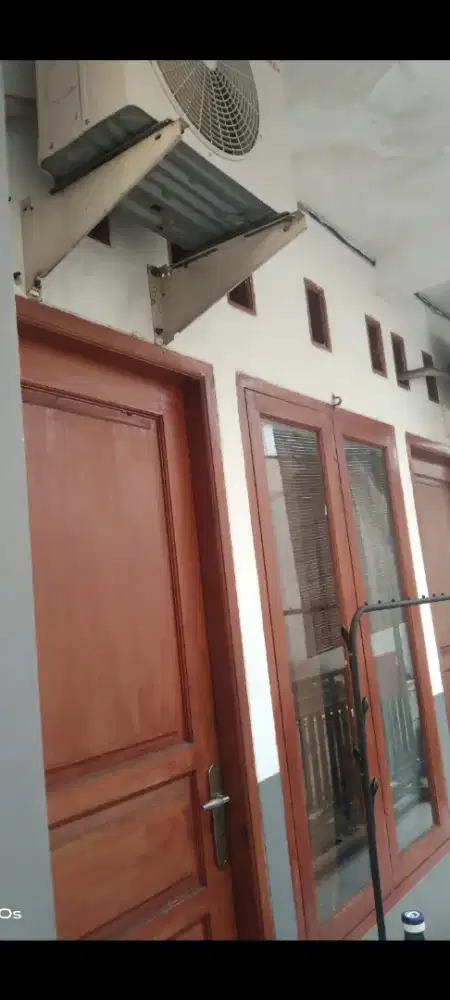 Kontrakan Atas  Tiga Petak  Ber AC