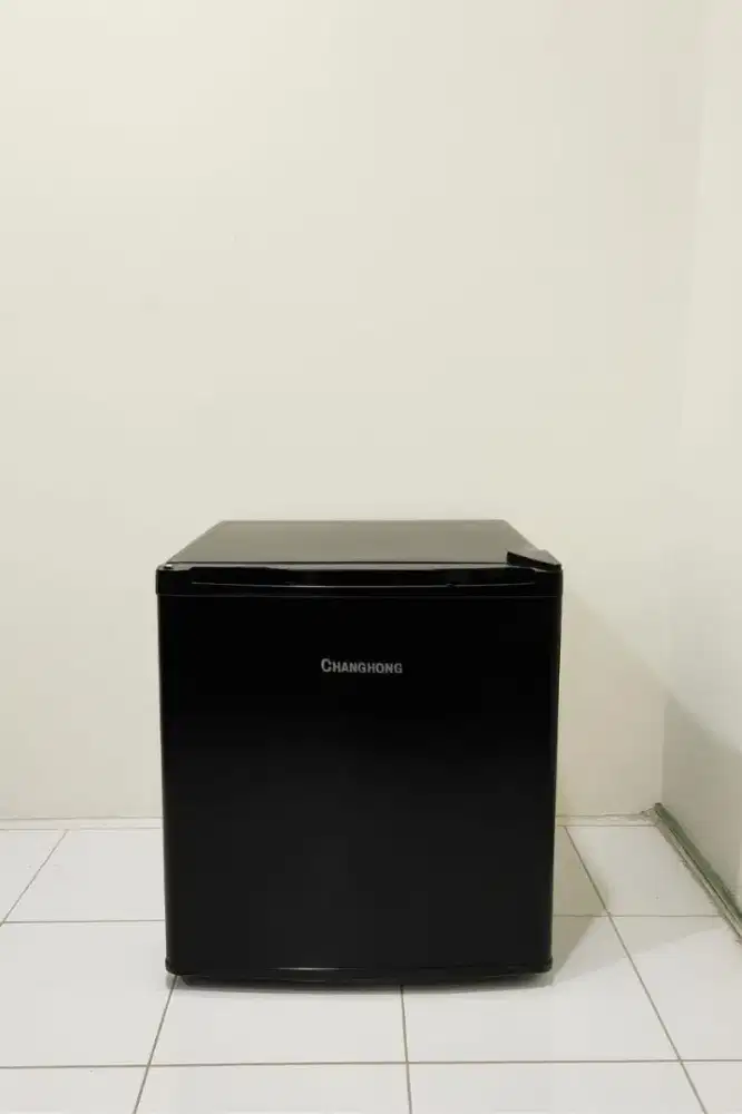 Set Kulkas Changhong + Meja Kayu Putih Dudukan Kulkas