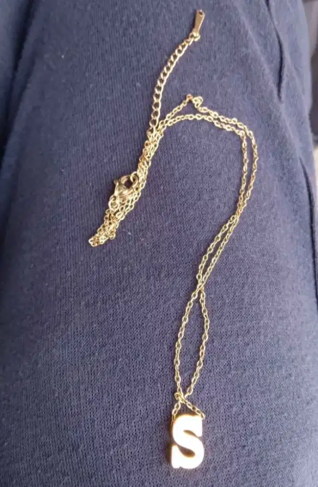 Kalung imitasi inisial S