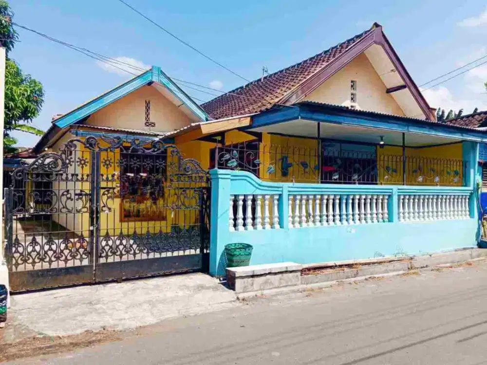 Rumah Luas Nyaman Cocok Untuk Hunian atau Kantor Dan Ruang Usaha di Solo