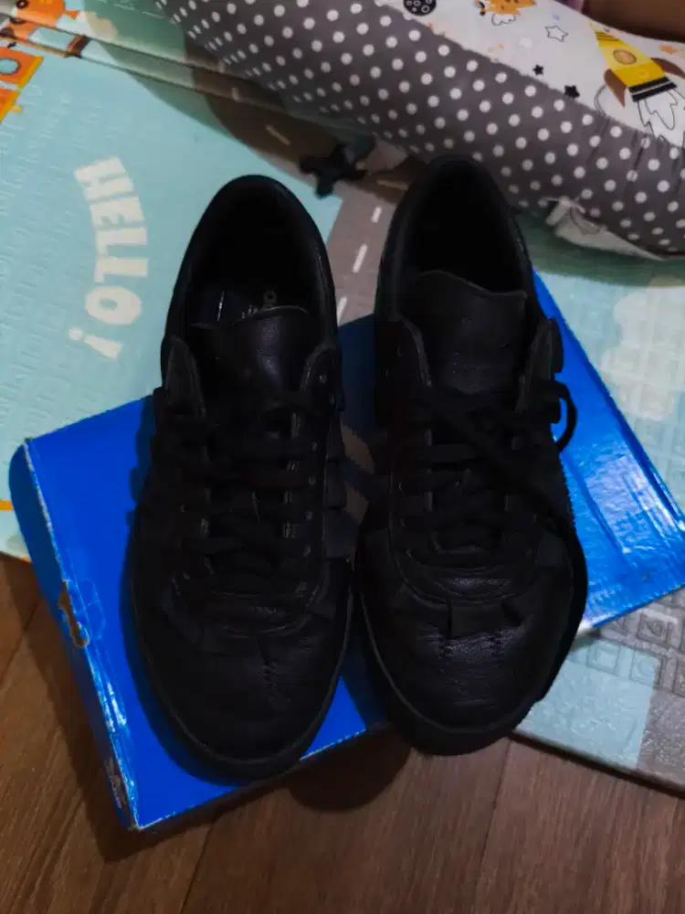 Preloved sepatu Adidas Samba Hitam