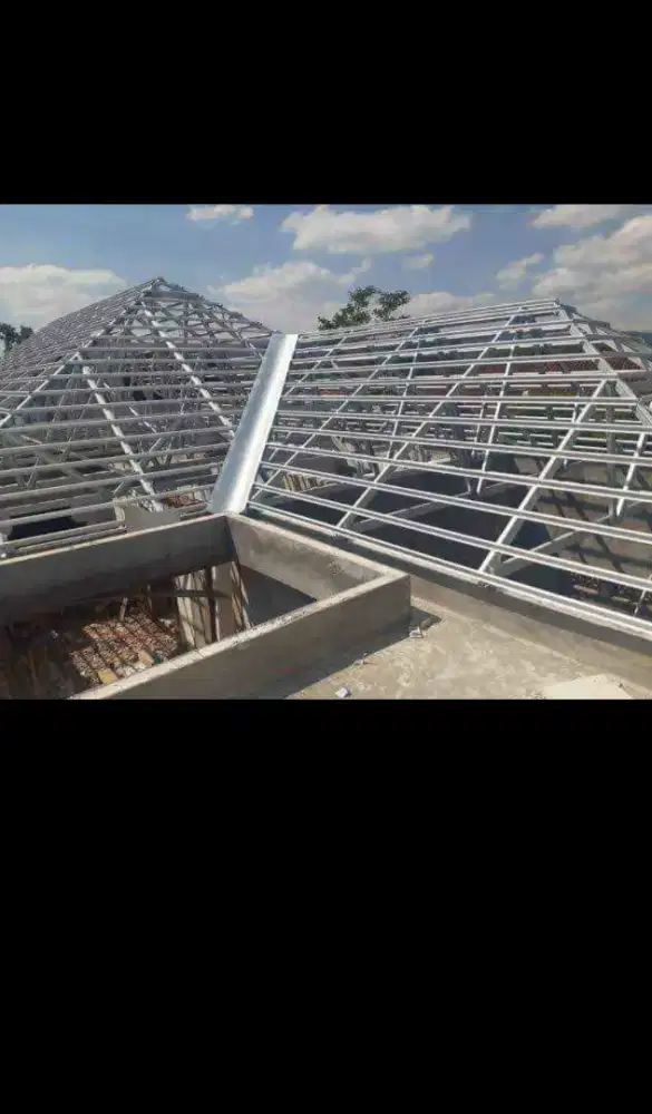 Rangka atap baja ringan terpasang dan plafon PVC