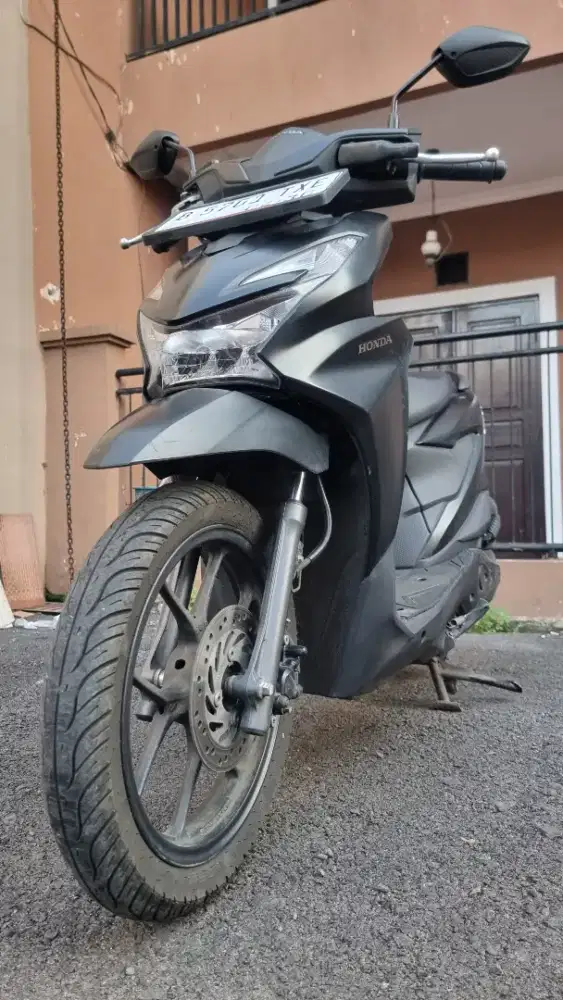 BEAT DELUXE SMARTKEY 2025 HITAM.