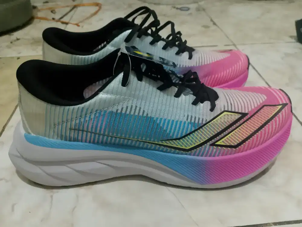 SEPATU RUNNING MILLS