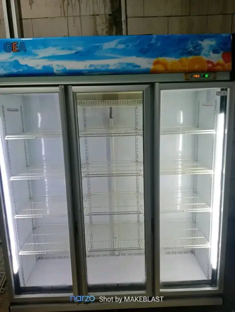 Showcase GEA 3pintu 1300liter