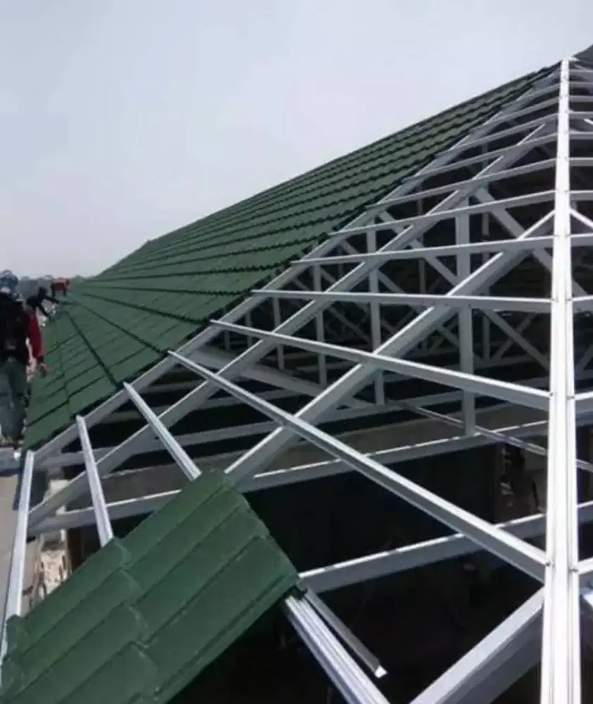 Rangka atap baja ringan terpasang dan plafon PVC