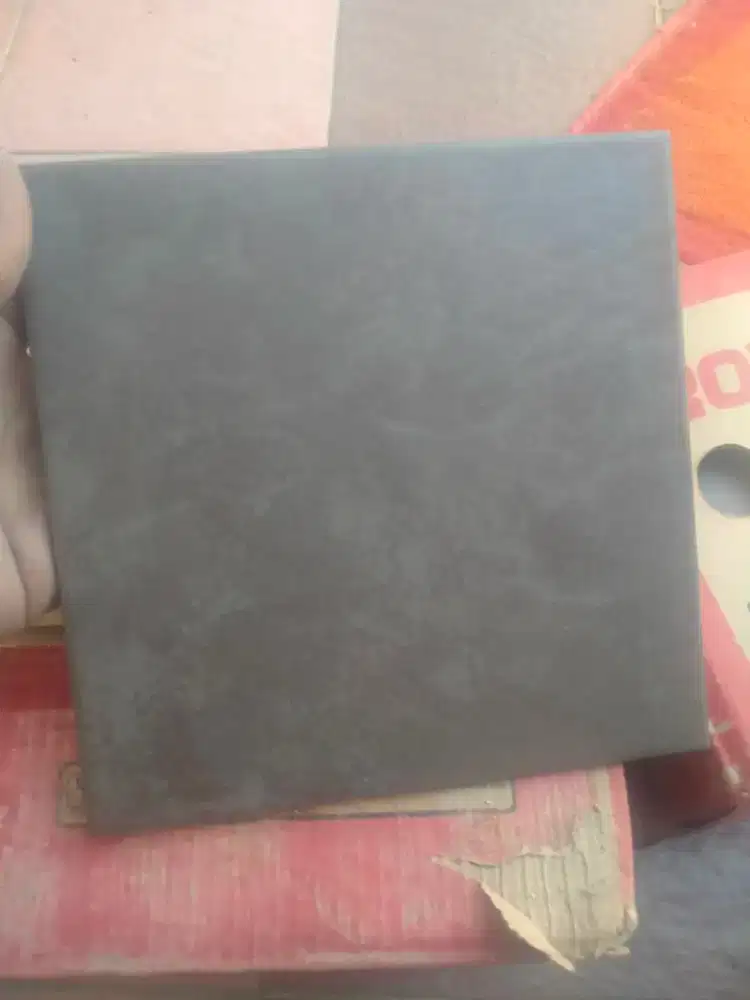 Keramik roman abu abu & putih