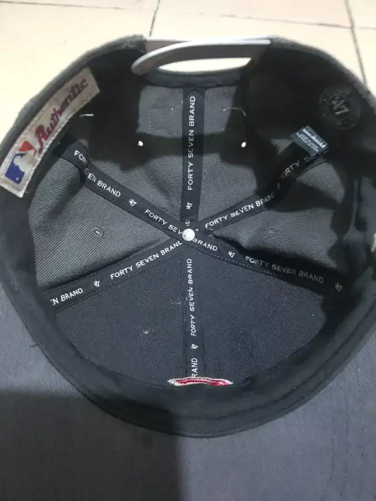 Topi dan celana brend second