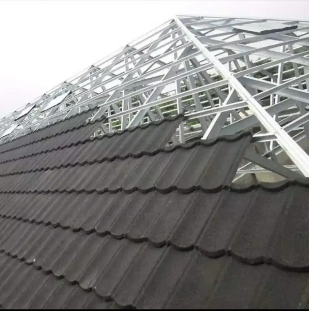Rangka atap baja ringan terpasang dan renovasi rumah