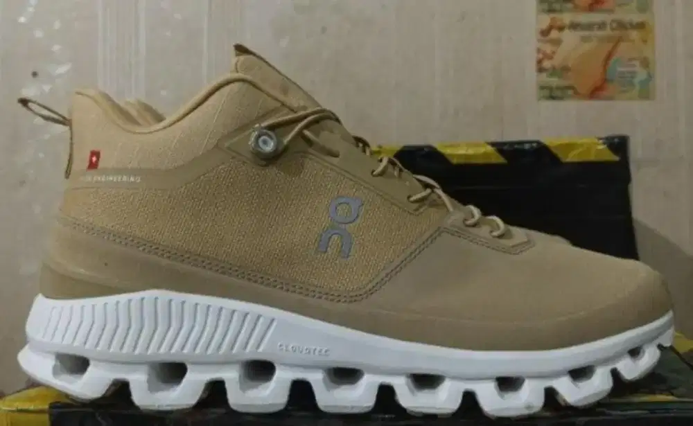 Sepatu Cloud 6 Sand Dune Istimewa Size  41 On Running Nego Kopi