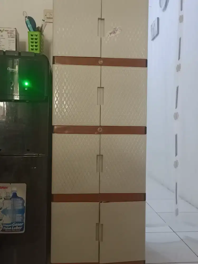 Lemari 4pintu warna coklat putih