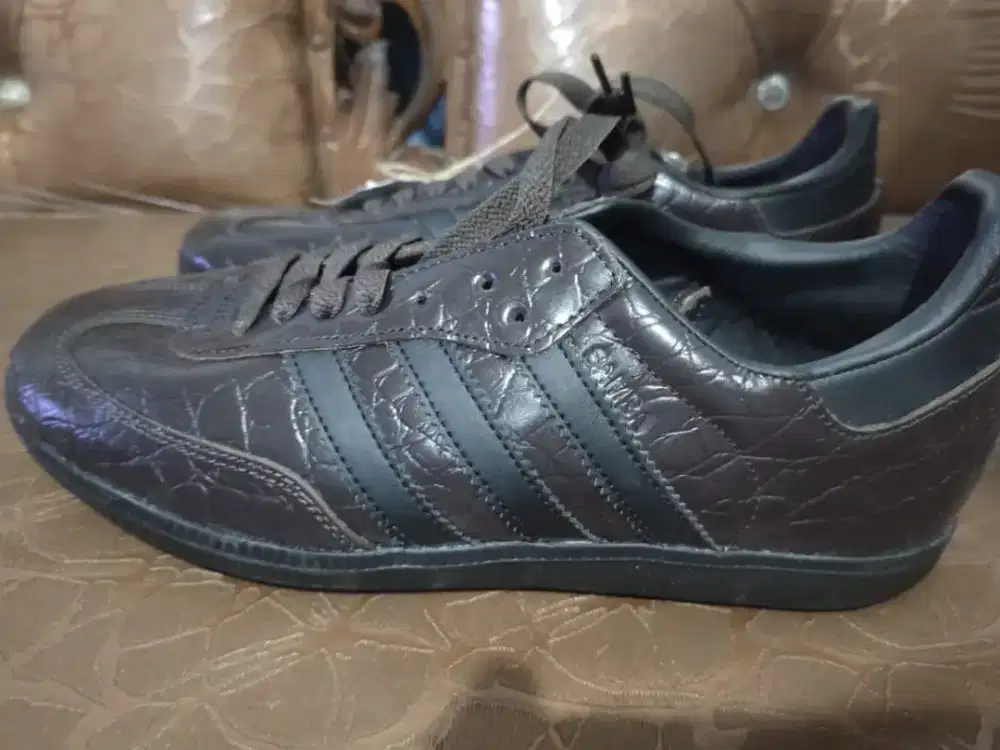 Sepatu Adidas kulit size 40