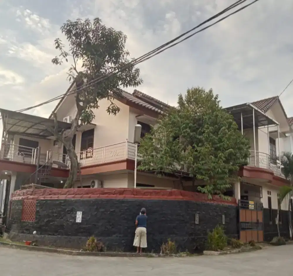 JUAL CEPAT DAN MURAH RUMAH 2 LANTAI DEKAT GOR KOSTRAD CILODONG.