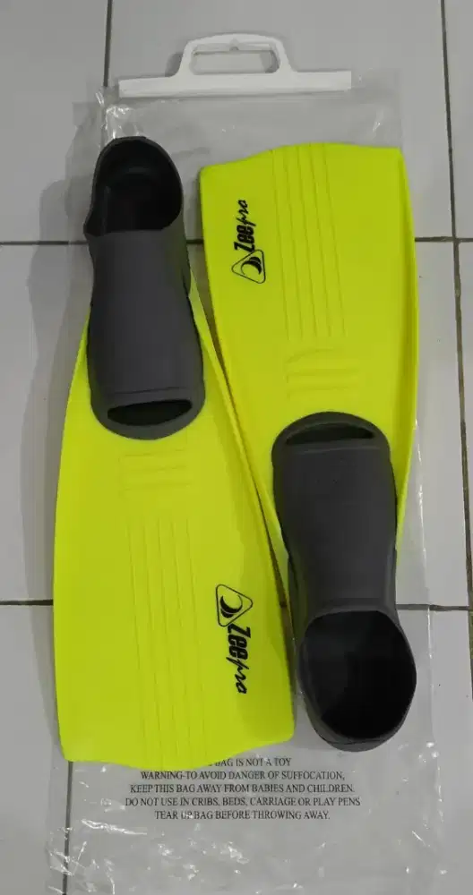 Sepatu katak untuk menyelam