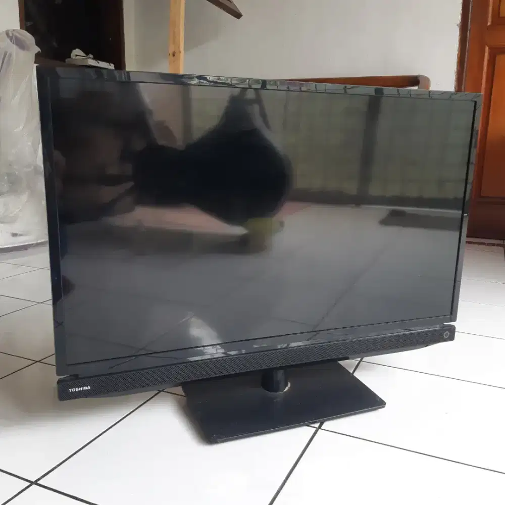 Tv Led 32 Toshiba & remot aja. Analog. Dijual tanpa stb. Mesin segel
