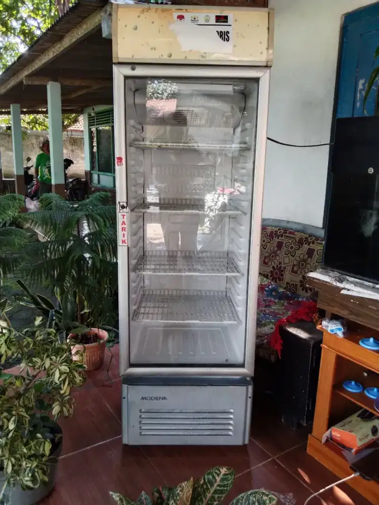 Showcase 4 rak merk Modena