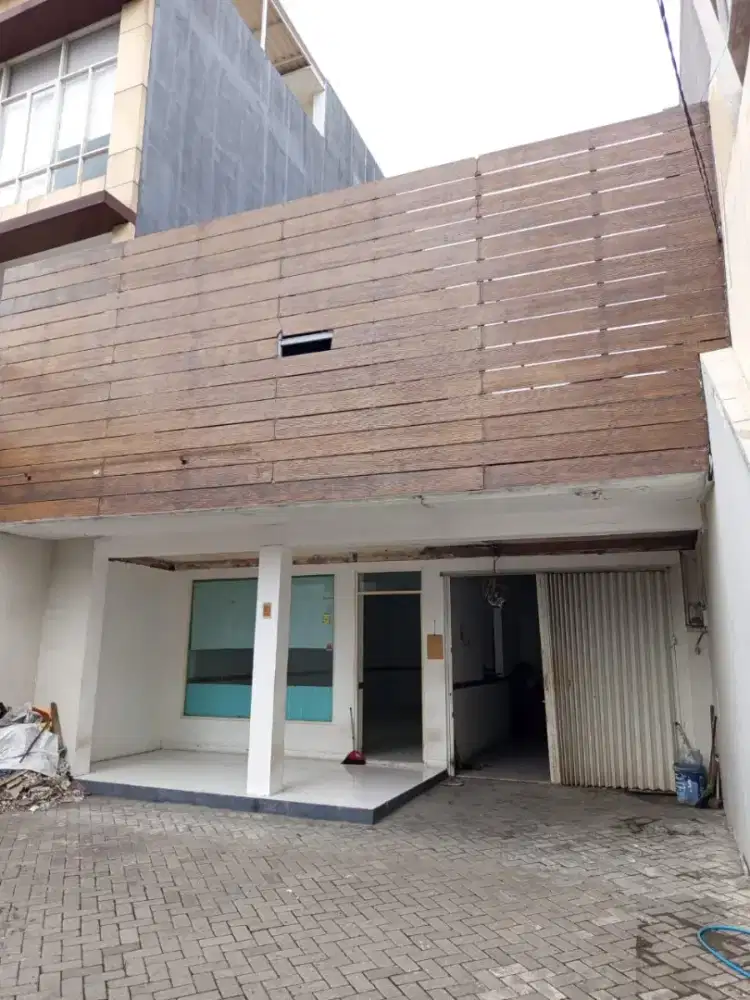 Dijual rumah pusat kota jl.kaca piring belakang grand City surabaya