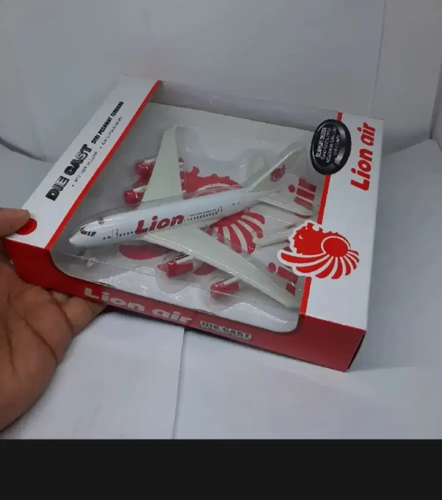 Miniatur pesawat terbang Lion Air.
