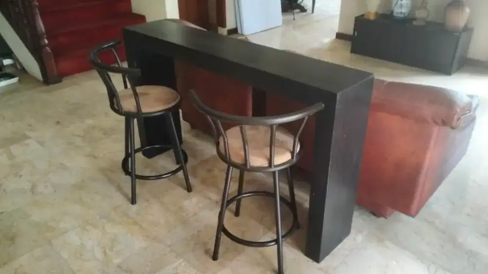 Meja dan 2 kursi bar satu set