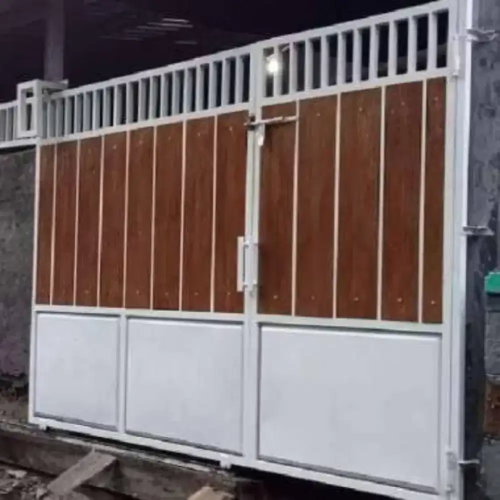 Pagar minimalis besi hollo kombinasi papan wodplank plat ezer
