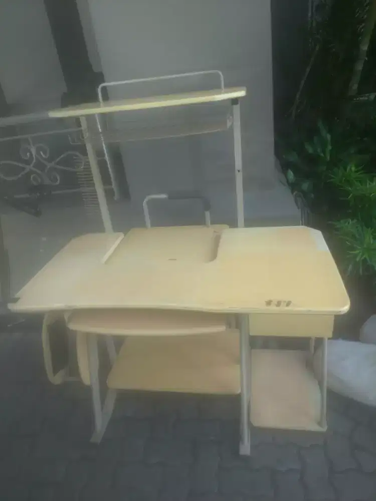 meja komputer mulus siap pakai