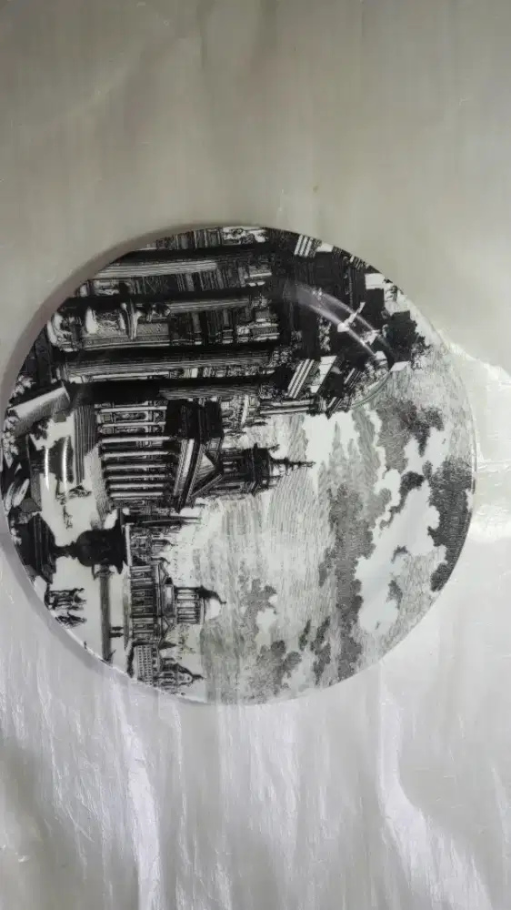 Piring antik motif kota