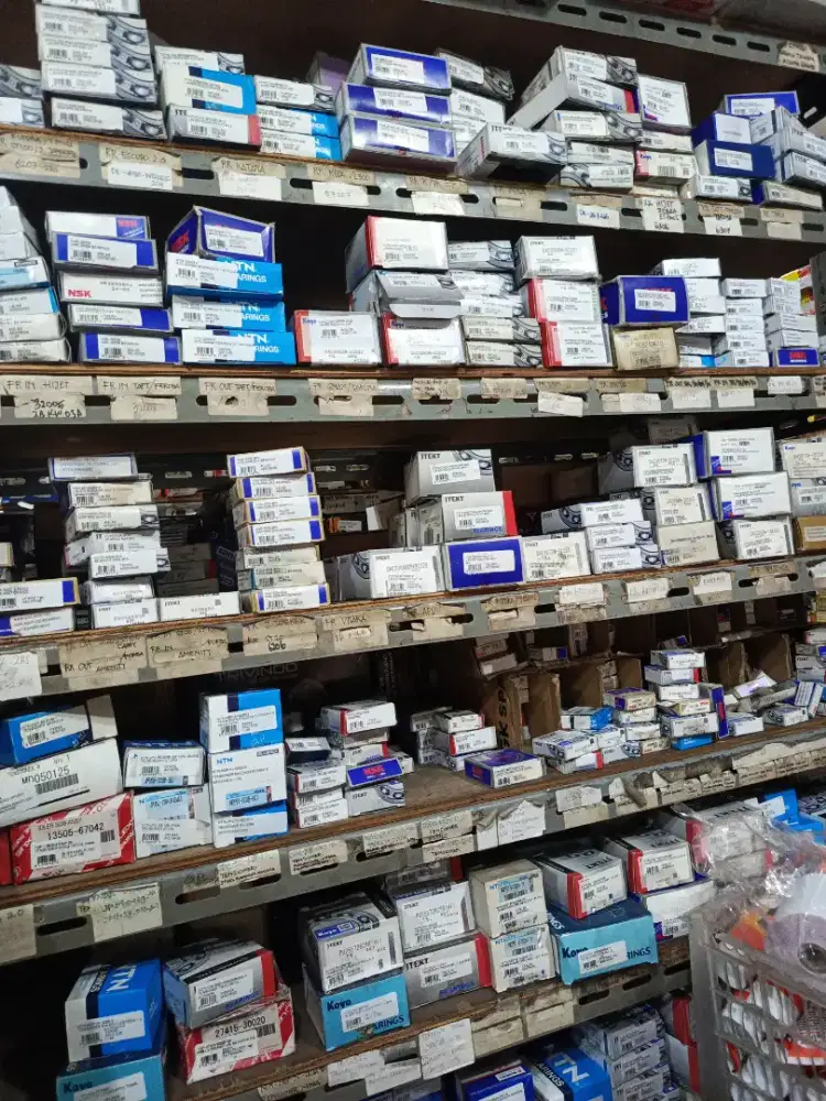 Pramuniaga toko sparepart