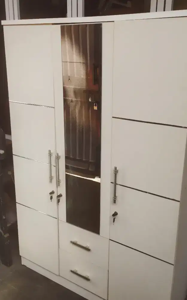 Jual lemari 3 pintu putih kaca uk 120x40x180 kondisi normal kunci lgkp