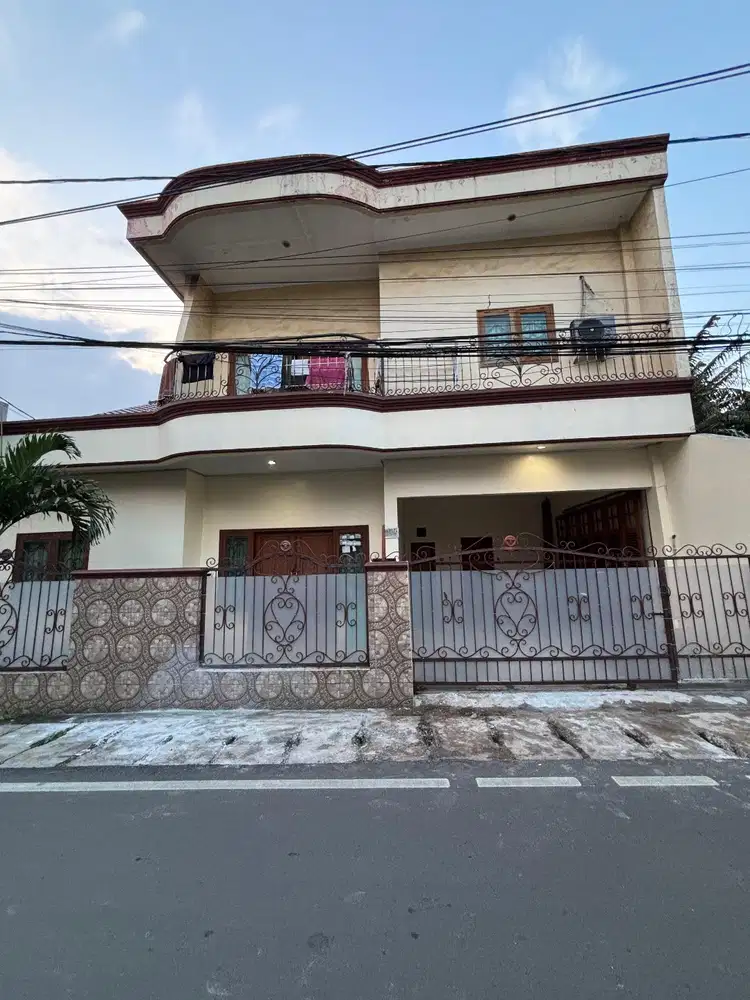 JUAL CEPAT! Rumah 2 lantai siap huni di Cibubur, Jakarta Timur.