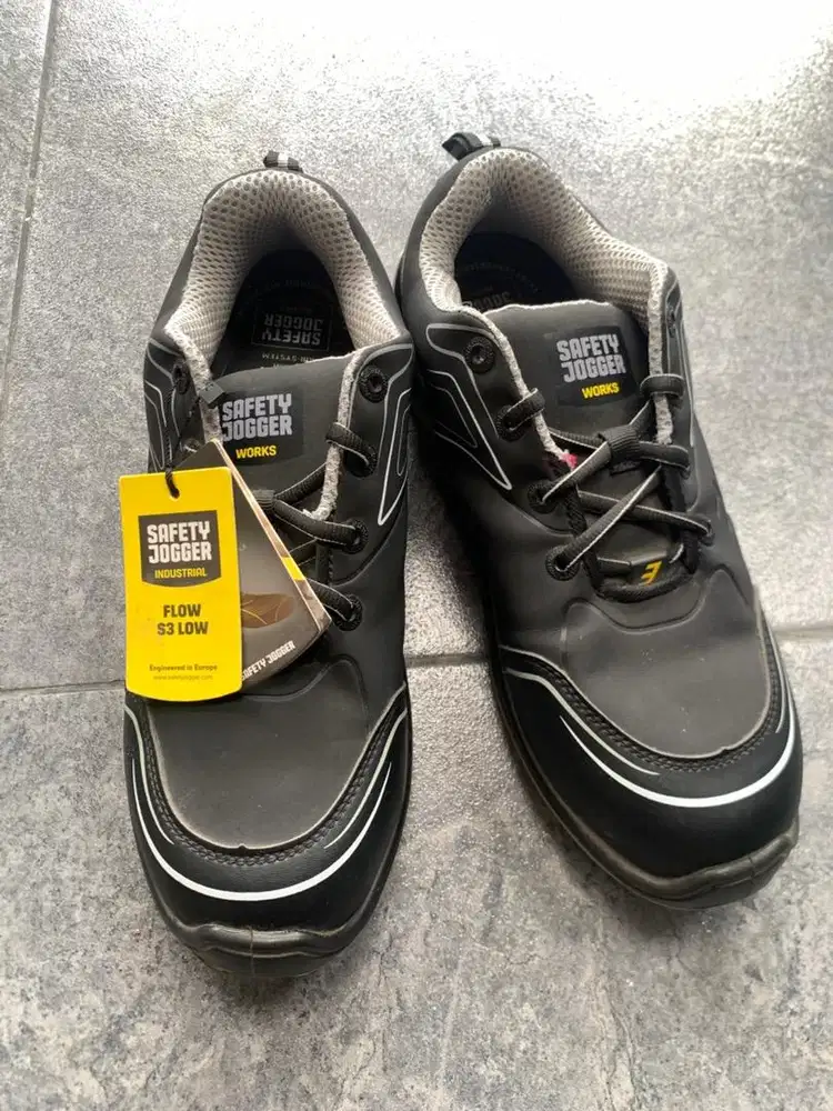 Sepatu safety no. 43