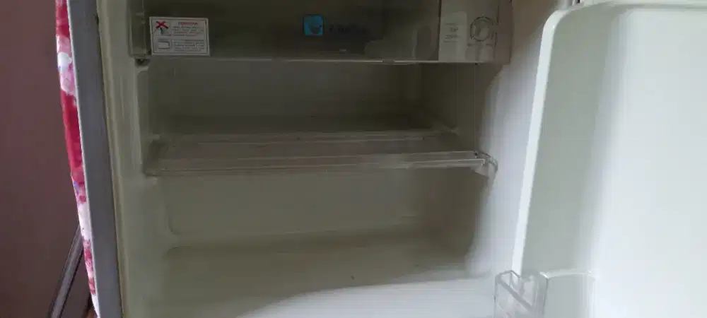 kulkas kamar kecil merek tosibah