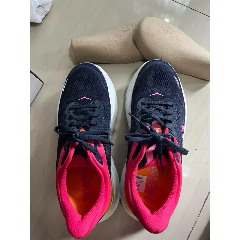 Hoka Bondi biru donker pink