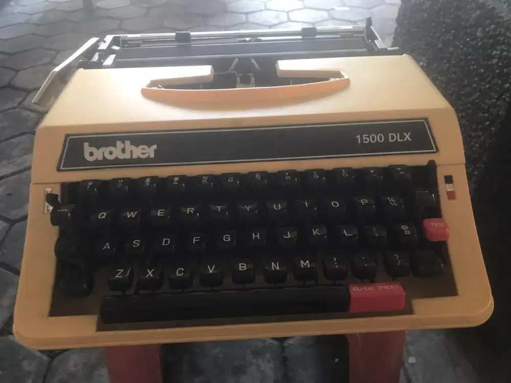 Mesin tik merk Brother